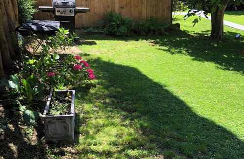 Marnes-la-Coquette Apartment | Independent studio + garden. 5 min walk to Jardy, 15 min to La Défense by train.