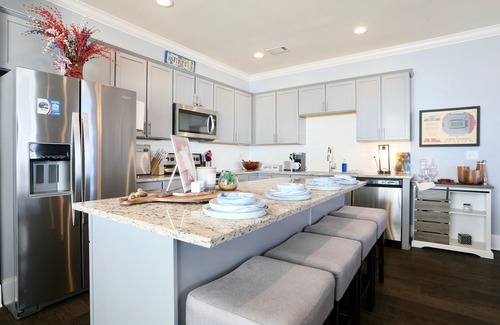 Oxford House | Indigo House - Gorgeous 3 King Suites + Loft!