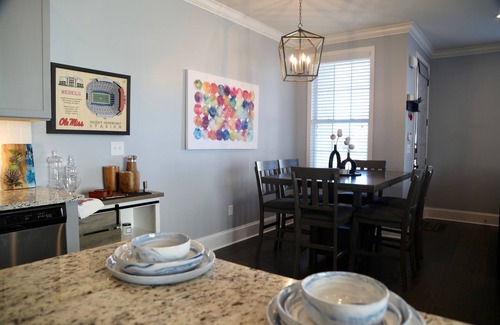 Oxford House | Indigo House - Gorgeous 3 King Suites + Loft!