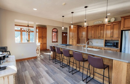 Linn Grove House | Indoor Gymnasium, Seasonal Pool, 7 Bedroom, Sleeps 25