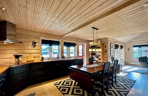Tyinkrysset Cabin | Indoor hot tub, views & nature, cosy family cabin at Filefjell