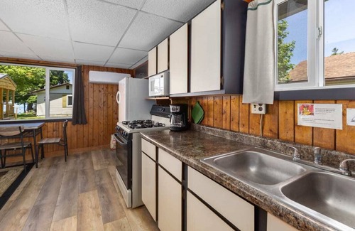 Chippewa Lake Cabin | Indoor pickleball court—1BR Cabin