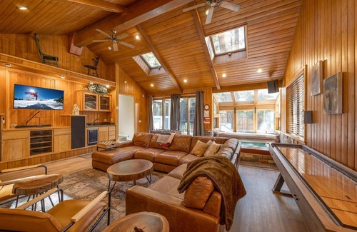 Summit Estates Cabin | Indoor Spa! Steps to Snow Summit. Fireplaces. BBQ