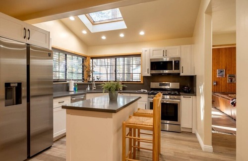 Summit Estates Cabin | Indoor Spa! Steps to Snow Summit. Fireplaces. BBQ