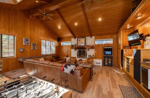 Summit Estates Cabin | Indoor Spa! Steps to Snow Summit. Fireplaces. BBQ
