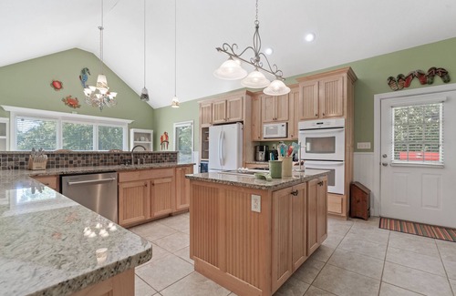 Eatonton House | Indulge in Luxury and Savings! Retreat with Hot Tub Three Suites with King Beds