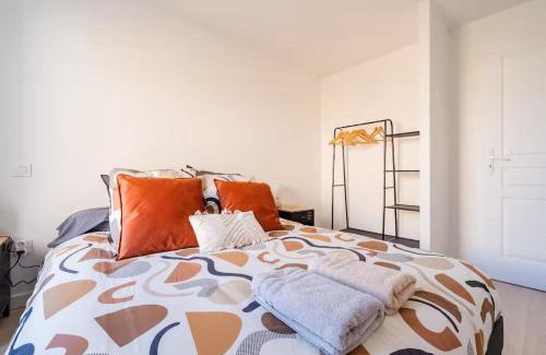 Toulouse East Apartment | Industrial 2 bedroom with terrace, parking and wifi