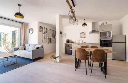 Toulouse East Apartment | Industrial 2 bedroom with terrace, parking and wifi