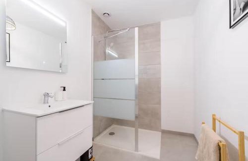 Toulouse East Apartment | Industrial 2 bedroom with terrace, parking and wifi