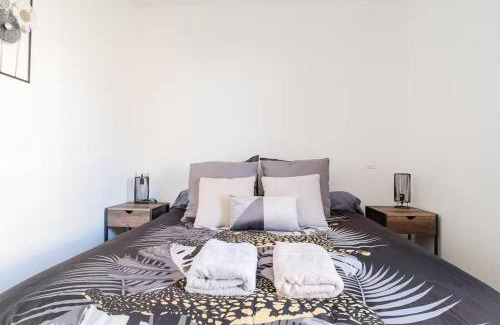 Toulouse East Apartment | Industrial 2 bedroom with terrace, parking and wifi