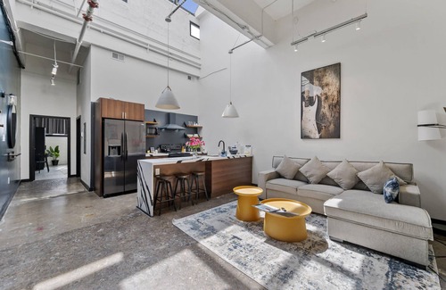 North Oakland Apartment | Industrial Loft 5 min to Children’s Hospital, slps 4