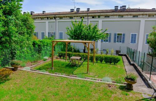 Salo Apartment | Ines Lake Garden - with private parking & garden