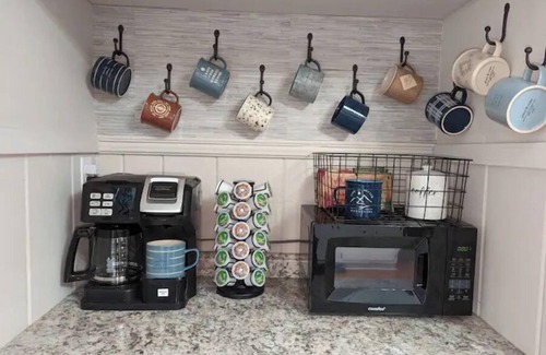 Geneva House | Inland Breeze, 10 min to GOTL, 10 to SPIRE, 🍷, 🐟