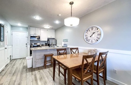 Harbor Village Condo | Inn Building Condo #203- Remolded with Lake View!