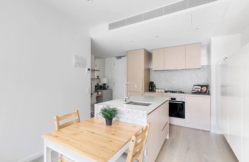 Melbourne Central Business District Apartment | Inner city Chic near Markets and Flagstaff Station