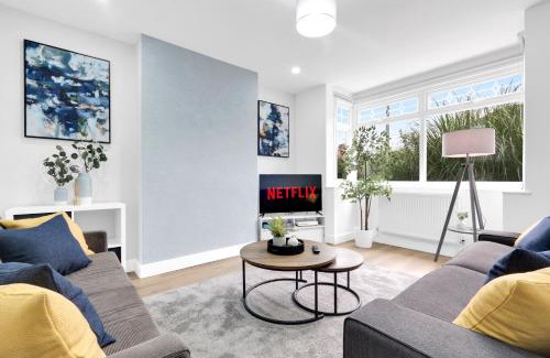 Aylestone Apartment | Inspira Stays - Spacious Modern House in Leicester - Free Parking - Xbox, Table Football & Smart TV