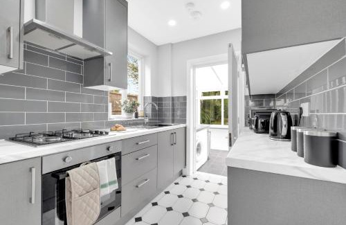 Aylestone Apartment | Inspira Stays - Spacious Modern House in Leicester - Free Parking - Xbox, Table Football & Smart TV