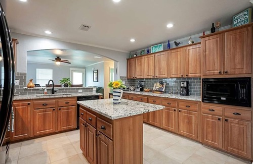 Port Bolivar House | Inspired by the Sea - Newly Remodeled 3/2 Sleeps 8 Fenced yard - Pet Friendly