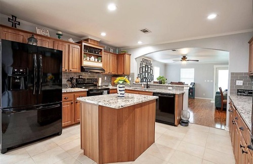 Port Bolivar House | Inspired by the Sea - Newly Remodeled 3/2 Sleeps 8 Fenced yard - Pet Friendly