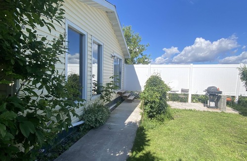 Ronan Apartment | Insta-worthy Aprtmnt King Bed prime, Hottub AC Slps 6 near Flathead Lk & venues