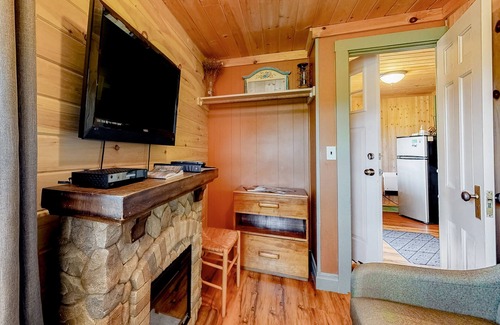 Thornton Cabin | Intimate cottage with a kitchenette, WiFi, gas grill & seasonal pool