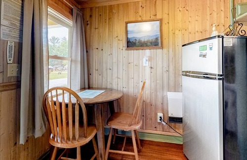 Thornton Cabin | Intimate cottage with a kitchenette, WiFi, gas grill & seasonal pool