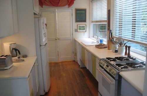 East Side House | INTOWN Emory Decatur 4 bedroom w/PORCH & private HOT TUB fireplace PETS OK
