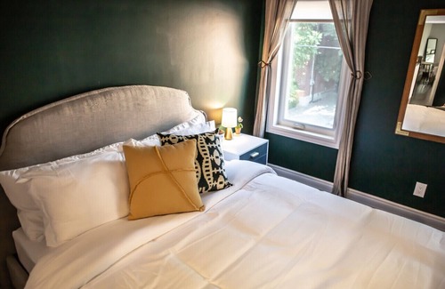 Cabbagetown South House | Inviting 2BR Townhouse w/2 WFH Setup + WiFi