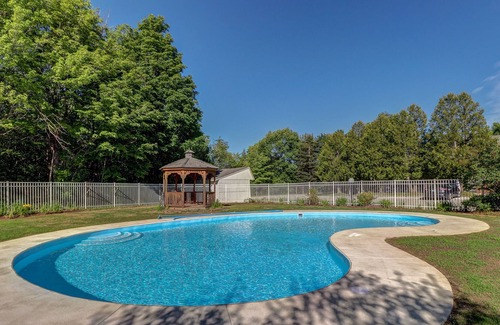 Warren Apartment | Inviting Alpine condo w/ 3 pools, tennis, game room, gym, & hot tub