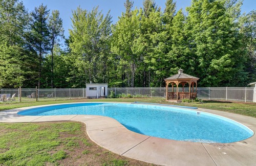 Warren Apartment | Inviting Alpine condo w/ 3 pools, tennis, game room, gym, & hot tub