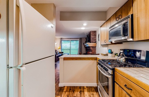 Central Vermont- Killington Condo | Inviting condo with skiing, pool, hot tub, tennis, fireplace & W/D