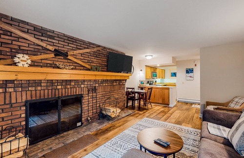 Central Vermont- Killington Condo | Inviting condo with skiing, pool, hot tub, tennis, fireplace & W/D