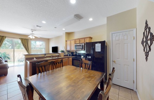 Crestwynd Bay House | Inviting dog-friendly townhome with full kitchen, central AC, & W/D