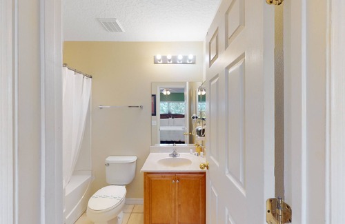 Crestwynd Bay House | Inviting dog-friendly townhome with full kitchen, central AC, & W/D