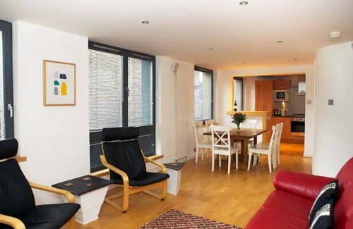 New Town Apartment | Inviting Flat with Parking in Canonmills