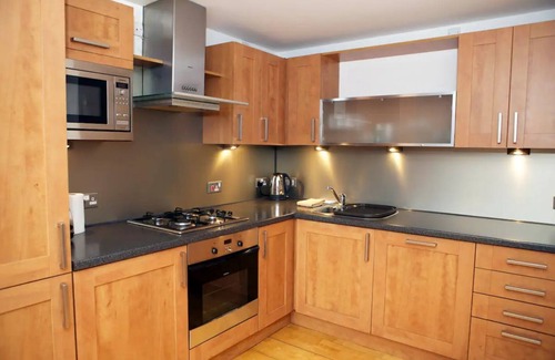 New Town Apartment | Inviting Flat with Parking in Canonmills