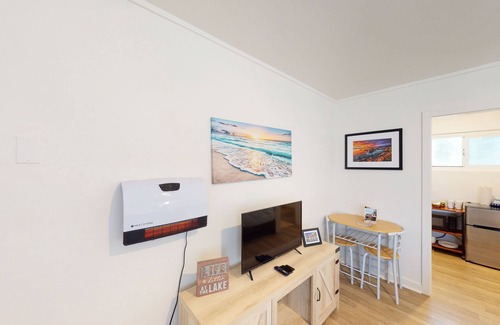 Kings Beach Ski Chalet | Inviting hotel with lakeview, golf, skiing, WiFi, & Netflix