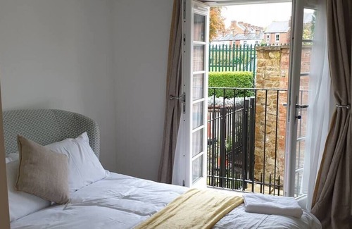 Banbury Apartment | Inviting No.12 The Meadow