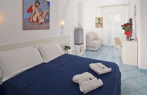 Forio Bed & Breakfast | Ischia-Forio with a breathtaking view, above the Poseidon Gardens, 3 people