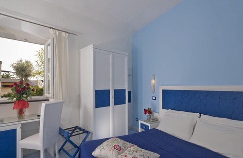 Forio Bed & Breakfast | Ischia-Forio with a breathtaking view, above the Poseidon Gardens, 3 people