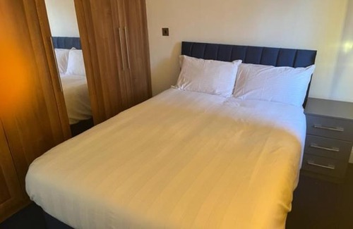 Squirrel's Heath Apartment | `isimi Romford London [ Modern 6 Bedroom House]