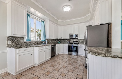 Isla Del Sol House | Isla Bonita | Spacious house in Galveston with wrap-around deck and grill