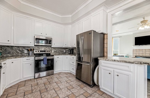 Isla Del Sol House | Isla Bonita | Spacious house in Galveston with wrap-around deck and grill