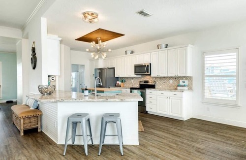 San Luis House | Island Cabana, Ocean View, Hot Tub,Fire Pit,Fence!