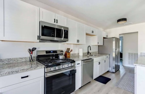 Savannah House | Island Getaway! 10 mins to Downtown Savannah and Tybee