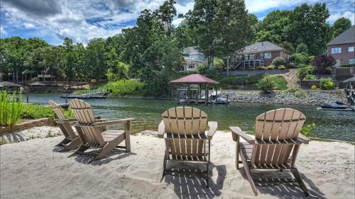 Lake Norman of Catawba House | Island Point by AvantStay Sleeps 18 Dock