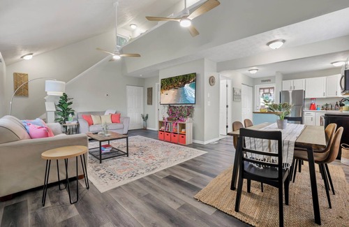 Buckeye Lake House | Island Vibes- 2 Blocks from Lake +Hot Tub