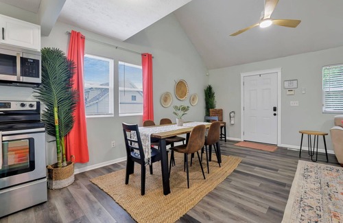 Buckeye Lake House | Island Vibes- 2 Blocks from Lake +Hot Tub