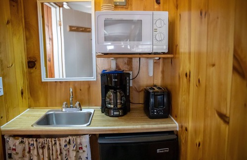 Trenton Hotel | Isleview Motel and Cottages