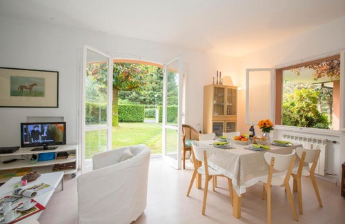 Ispra House | Ispra Villa Sleeps 6 Pool